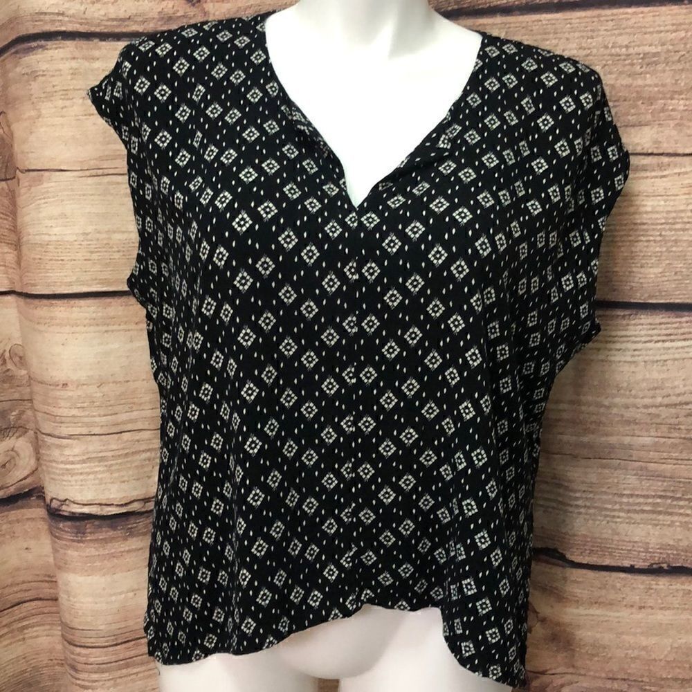 Universal Threads black print hi lo top